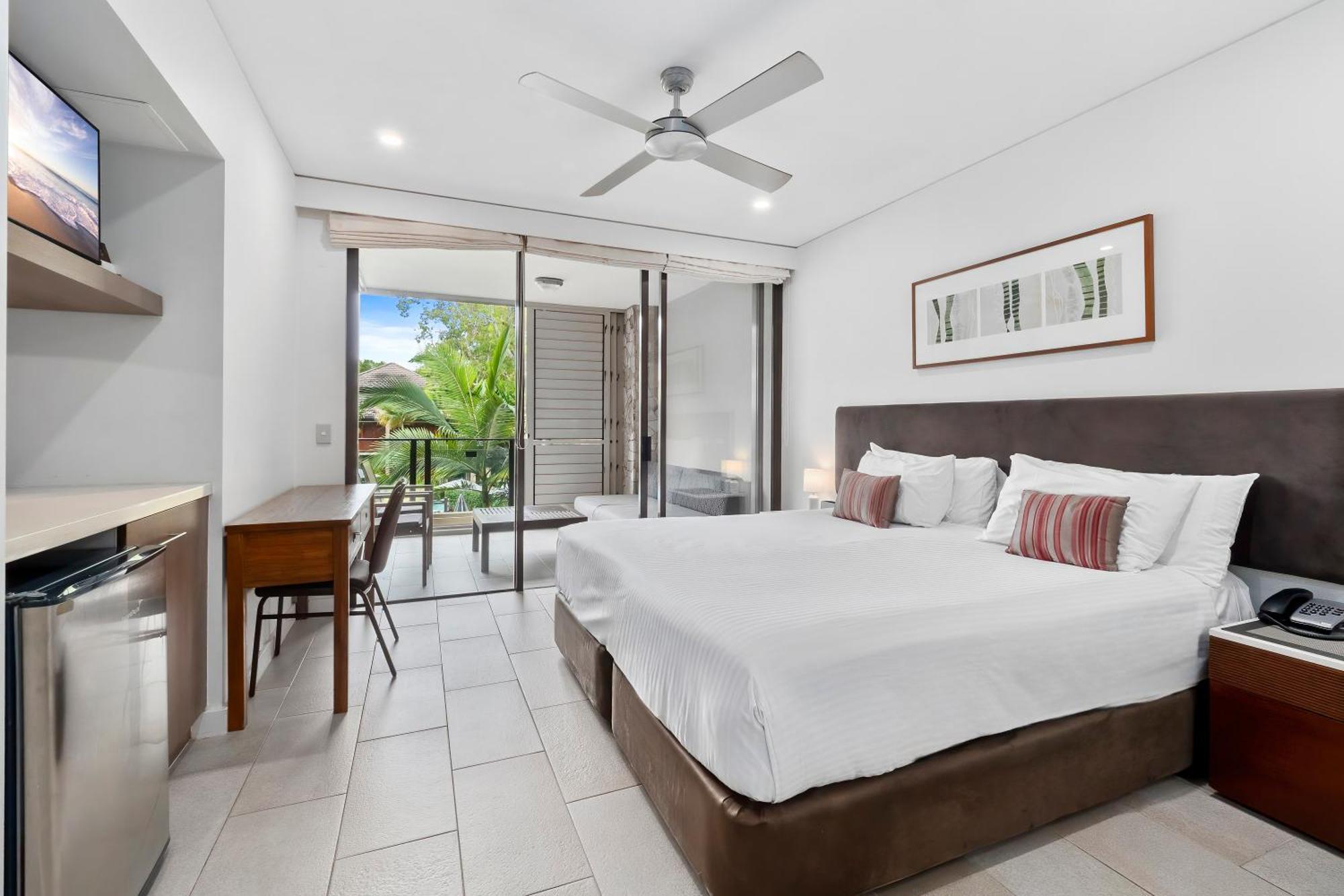 Private Apartments In The Temple Beachfront Resort Palm Cove Room photo